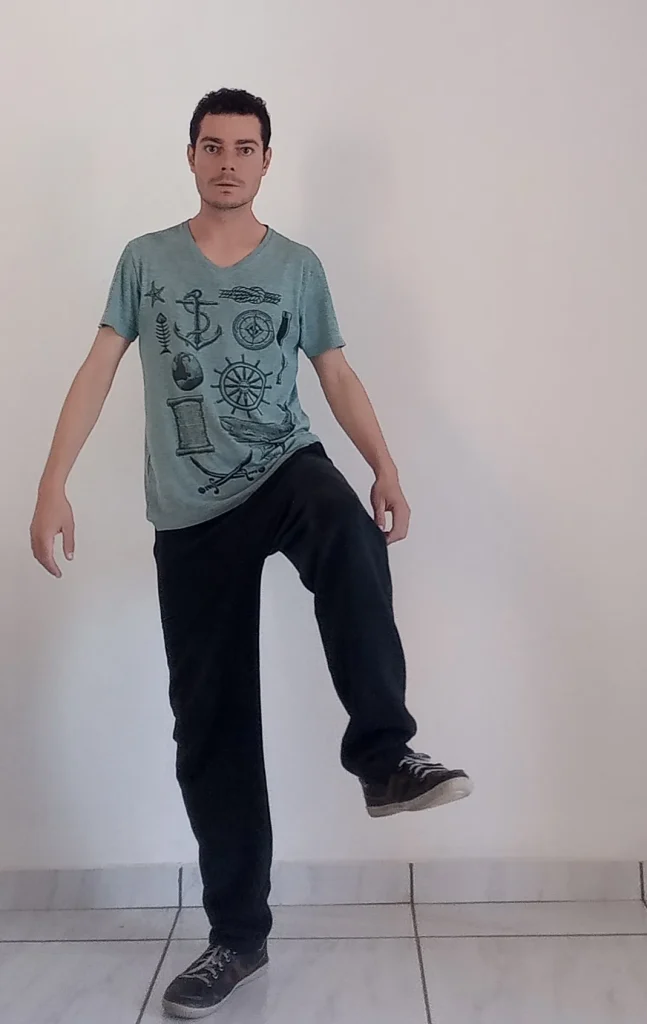Exercícios de Chi Kung para Limpar sua Mente e trazê-la para o Momento Presente exercicios de chi kung postura o pisar do buda 1 647x1024 - Exercícios de Chi Kung para Limpar sua Mente e trazê-la para o Momento Presente