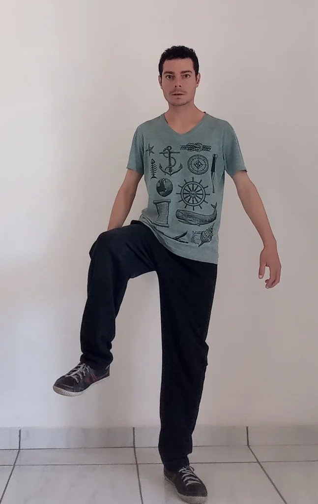 Exercícios de Chi Kung para Limpar sua Mente e trazê-la para o Momento Presente exercicios de chi kung postura o pisar do buda 3 647x1024 - Exercícios de Chi Kung para Limpar sua Mente e trazê-la para o Momento Presente