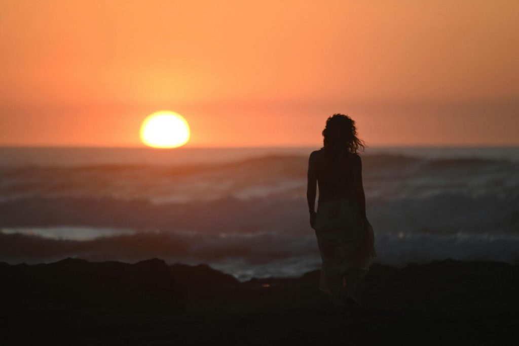Como a Espiritualidade Pode Ajudar na Cura da Ansiedade: Um Caminho de Paz Interior caminhada por do sol 1 1024x684 - Como a Espiritualidade Pode Ajudar na Cura da Ansiedade: Um Caminho de Paz Interior