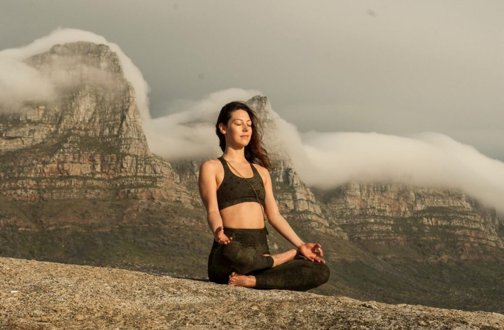 Como a Espiritualidade Pode Ajudar na Cura da Ansiedade: Um Caminho de Paz Interior pessoa meditando 1024x672 - Como a Espiritualidade Pode Ajudar na Cura da Ansiedade: Um Caminho de Paz Interior