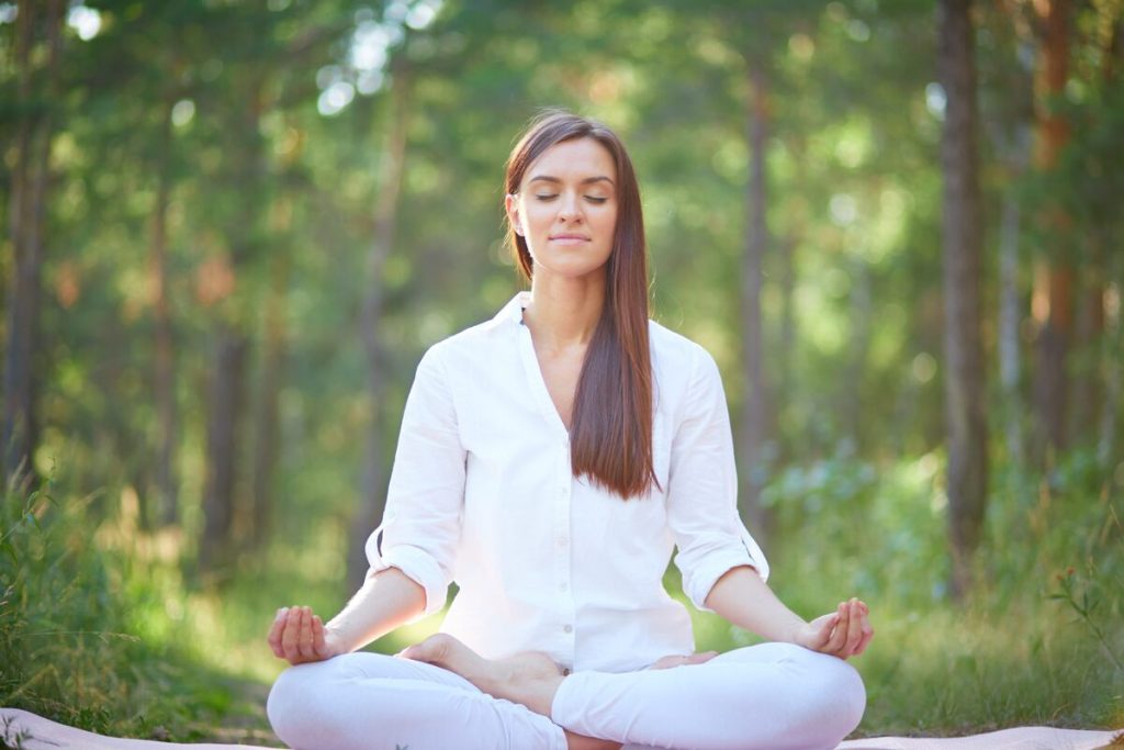 Mulher praticando meditacao em meio a natureza buscando equilibrio e paz interior 1024x683 - 🧠✨ F&iacute;sica Qu&acirc;ntica e Espiritualidade: Como a Ci&ecirc;ncia Explica a Conex&atilde;o Interior