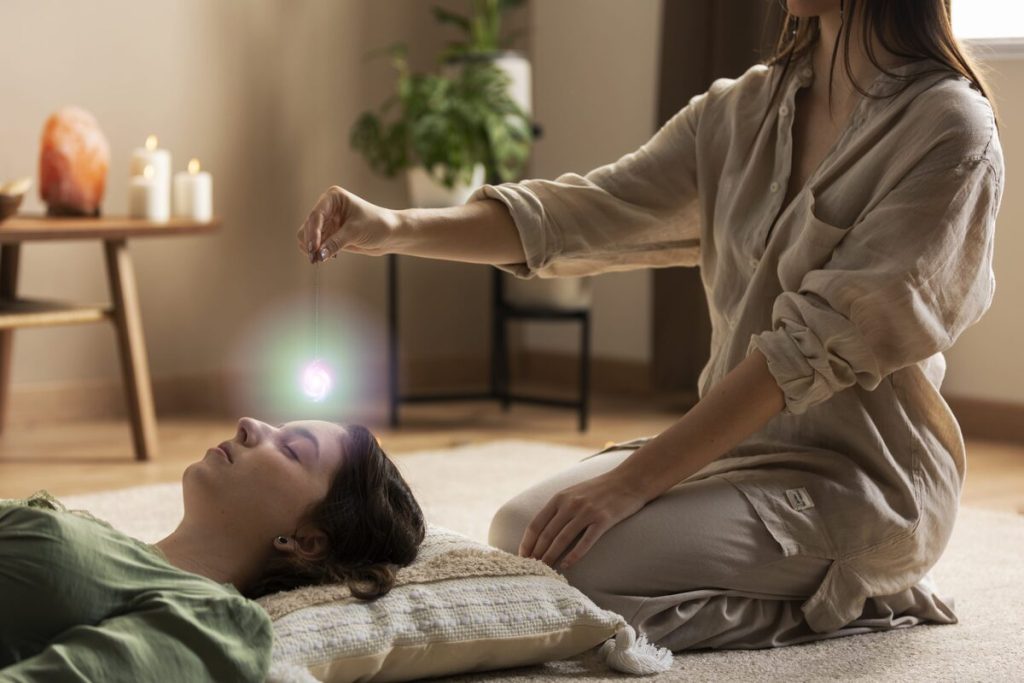 aplicacao de terapia holistica 1024x683 - 🧠✨ F&iacute;sica Qu&acirc;ntica e Espiritualidade: Como a Ci&ecirc;ncia Explica a Conex&atilde;o Interior