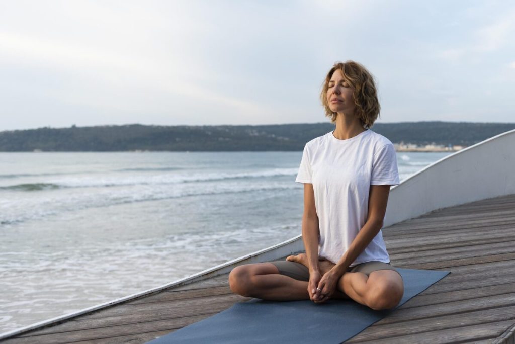pessoa meditando introspeccao 1024x684 - 🧘&zwj;♀️ Descubra os Tipos de Yoga e Transforme Sua Vida com a Pr&aacute;tica Ideal